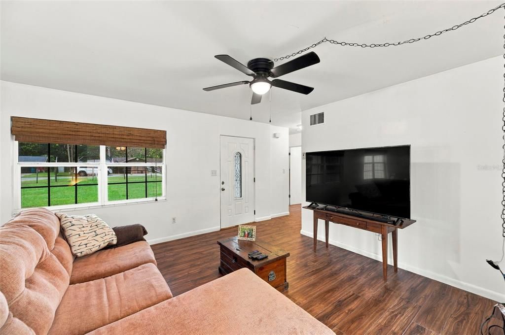 For Sale: $259,900 (2 beds, 1 baths, 1119 Square Feet)