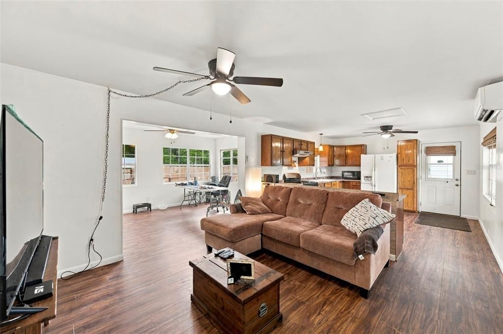 For Sale: $259,900 (2 beds, 1 baths, 1119 Square Feet)