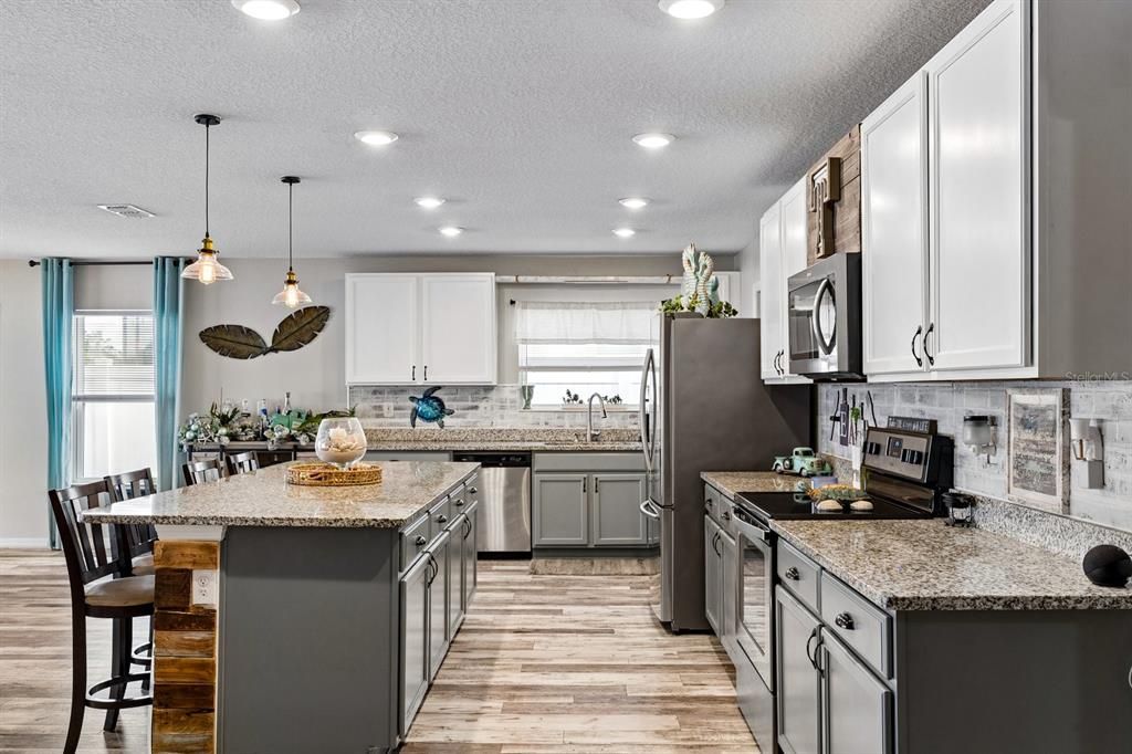En Venta: $439,000 (4 camas, 2 baños, 2739 Pies cuadrados)