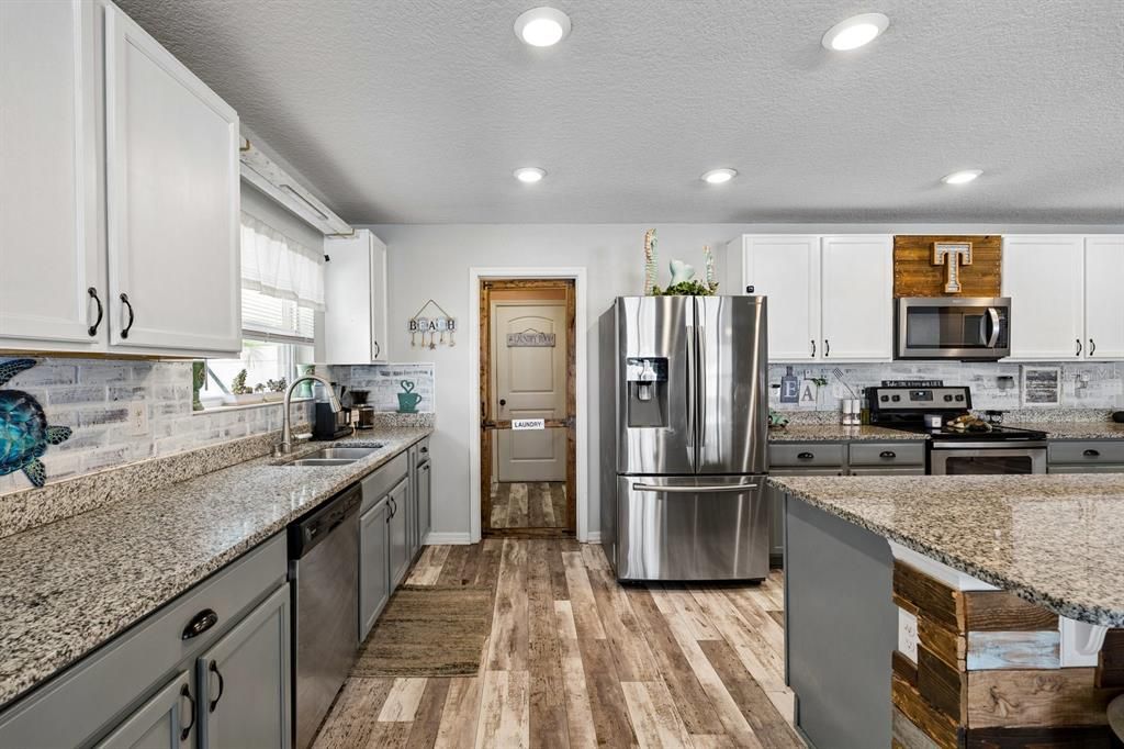 En Venta: $439,000 (4 camas, 2 baños, 2739 Pies cuadrados)