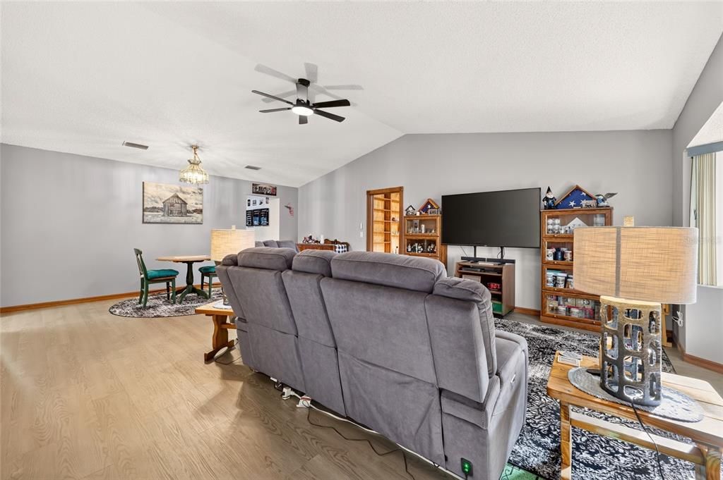 На продажу: $199,900 (2 спален, 2 ванн, 1856 Квадратных фут)