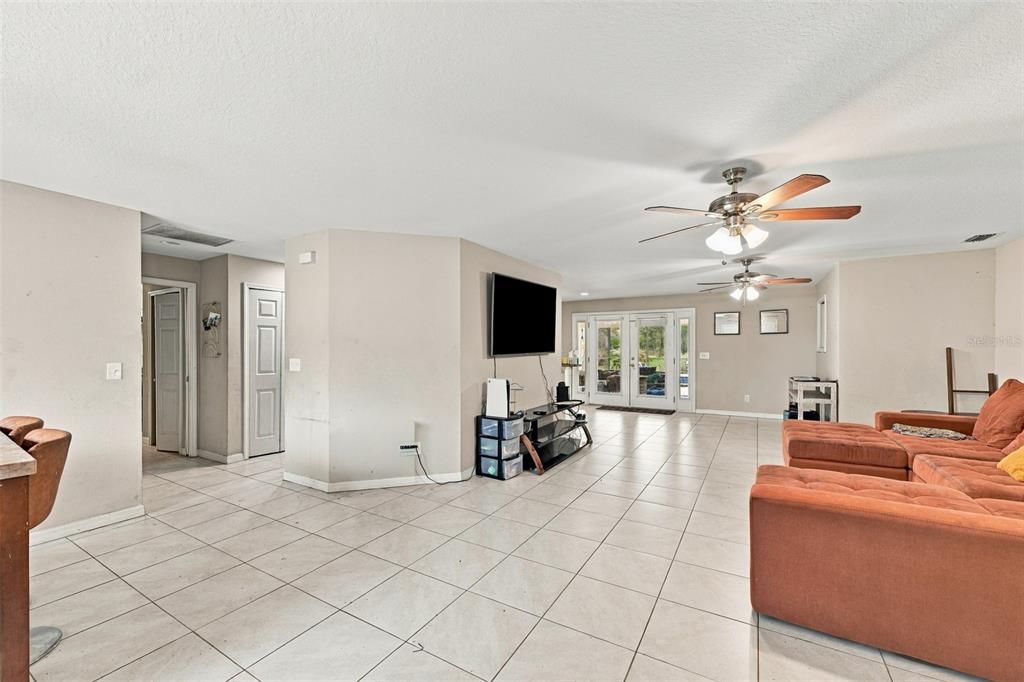 En Venta: $726,000 (4 camas, 2 baños, 2196 Pies cuadrados)