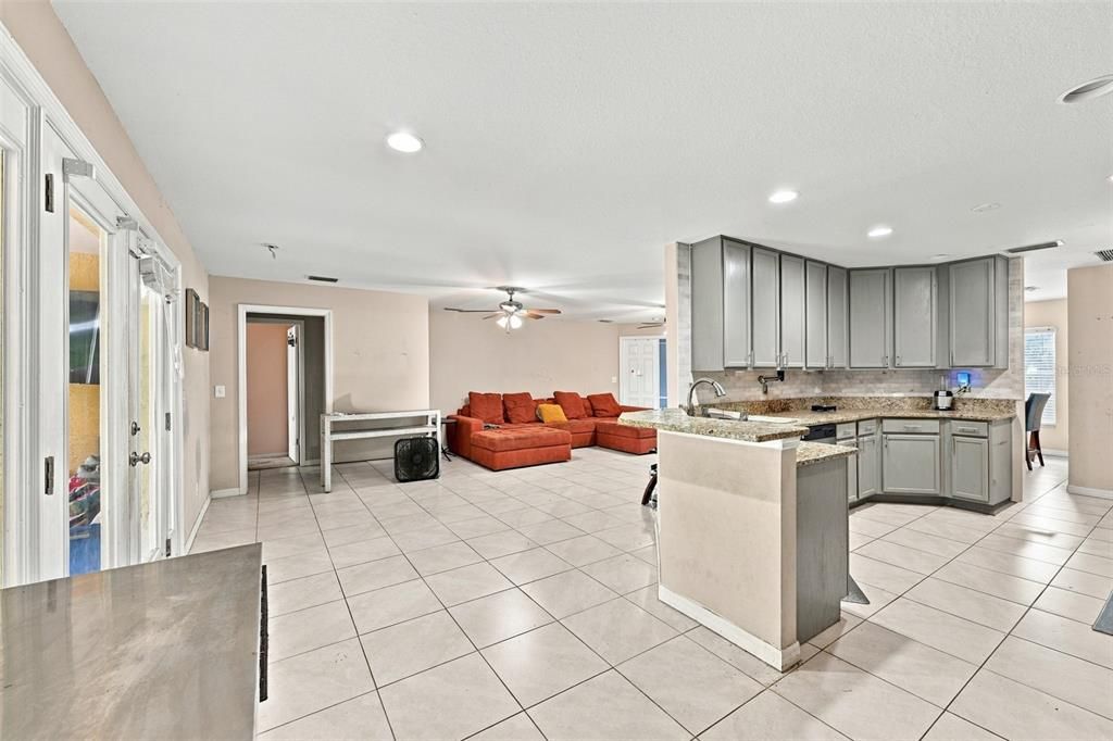 En Venta: $726,000 (4 camas, 2 baños, 2196 Pies cuadrados)
