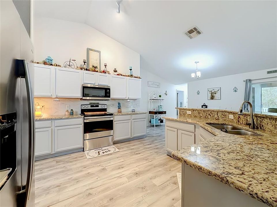 En Venta: $369,900 (4 camas, 2 baños, 2176 Pies cuadrados)