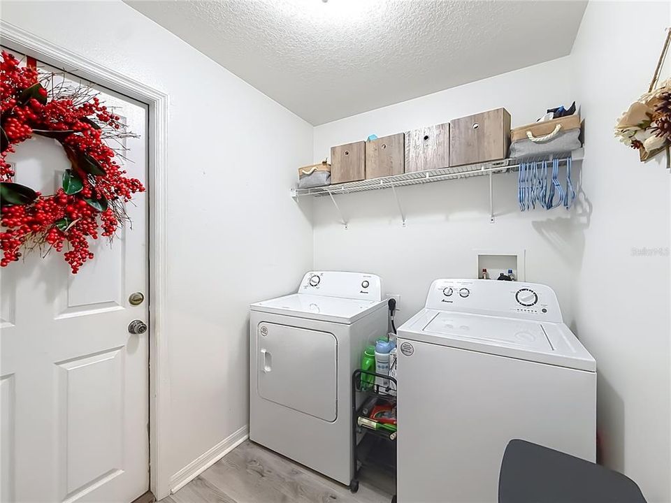En Venta: $369,900 (4 camas, 2 baños, 2176 Pies cuadrados)