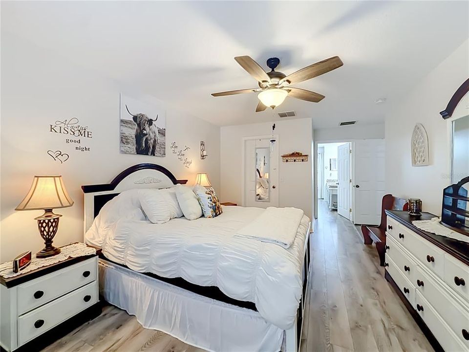 En Venta: $369,900 (4 camas, 2 baños, 2176 Pies cuadrados)
