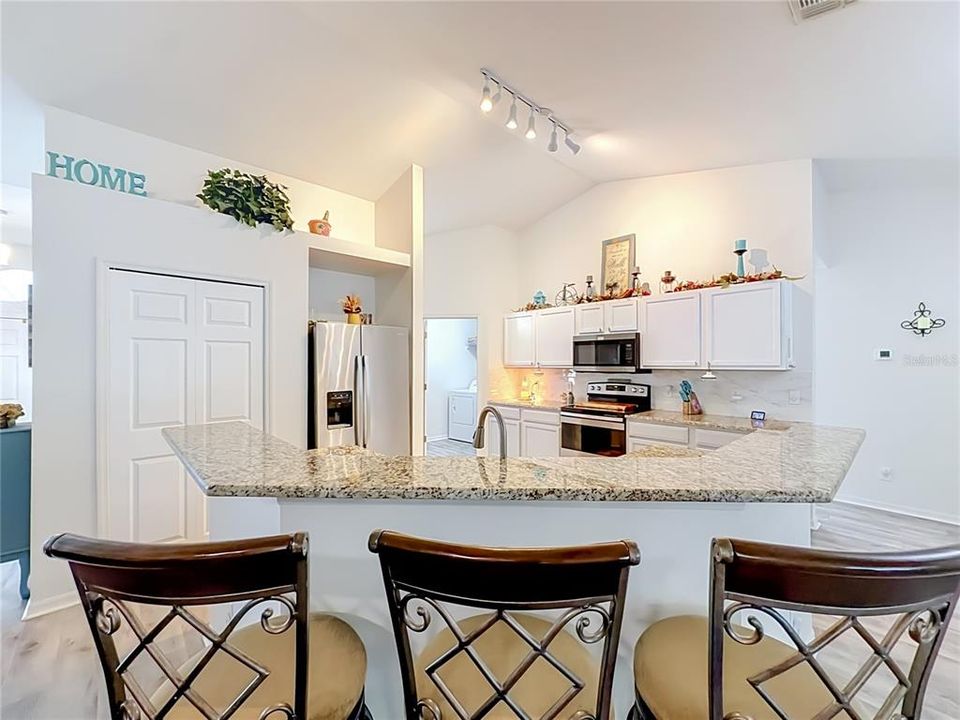 En Venta: $369,900 (4 camas, 2 baños, 2176 Pies cuadrados)