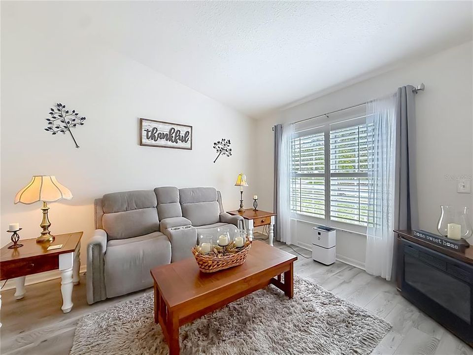 En Venta: $369,900 (4 camas, 2 baños, 2176 Pies cuadrados)