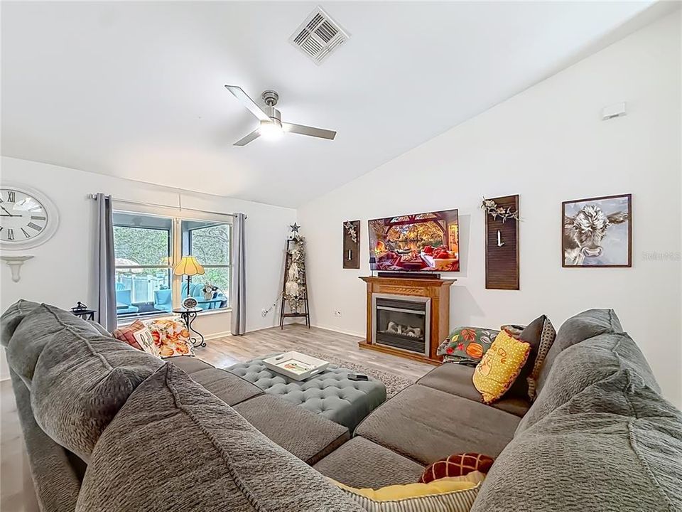 En Venta: $369,900 (4 camas, 2 baños, 2176 Pies cuadrados)