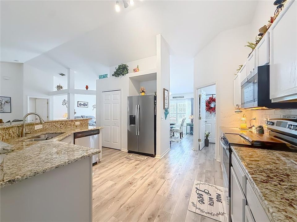 En Venta: $369,900 (4 camas, 2 baños, 2176 Pies cuadrados)