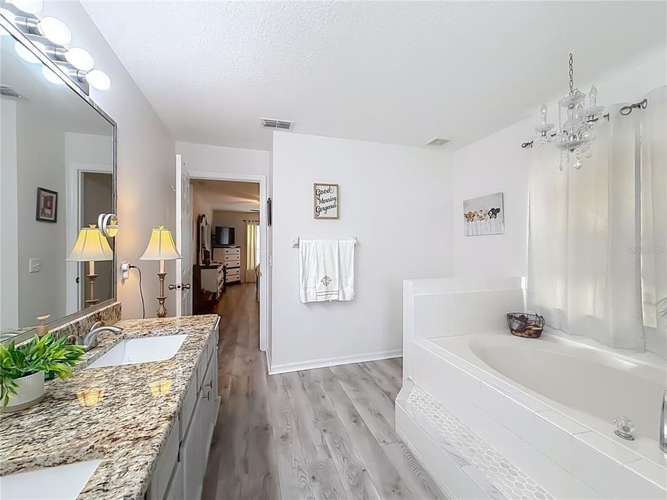 En Venta: $369,900 (4 camas, 2 baños, 2176 Pies cuadrados)