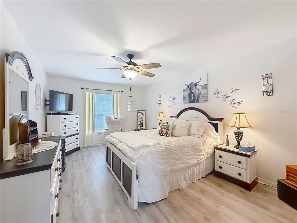 En Venta: $369,900 (4 camas, 2 baños, 2176 Pies cuadrados)