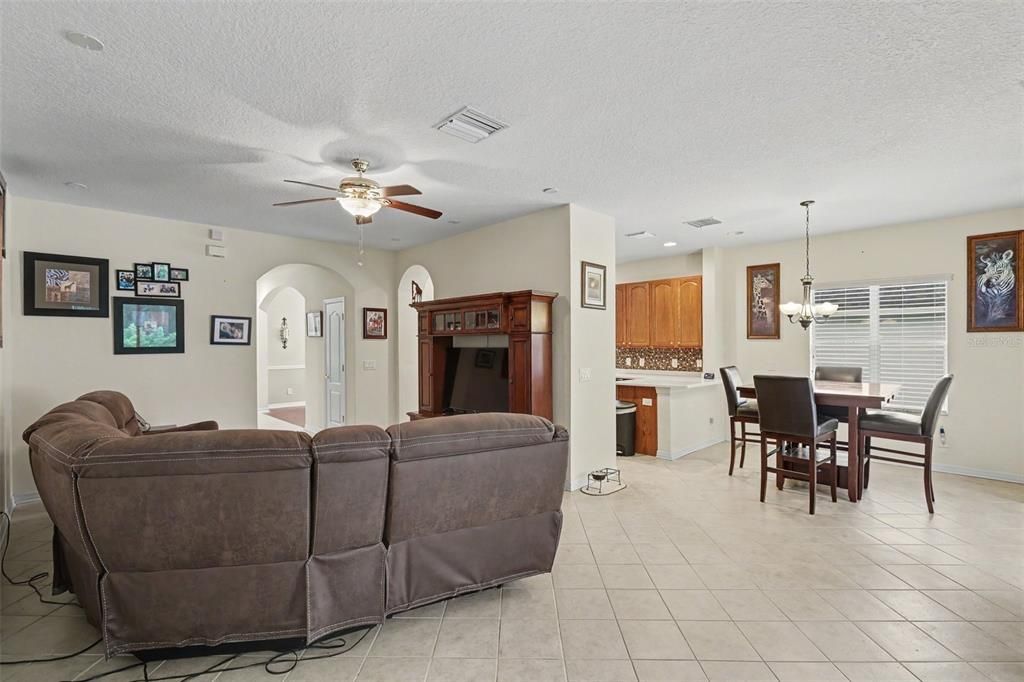 En Venta: $355,000 (3 camas, 2 baños, 1909 Pies cuadrados)