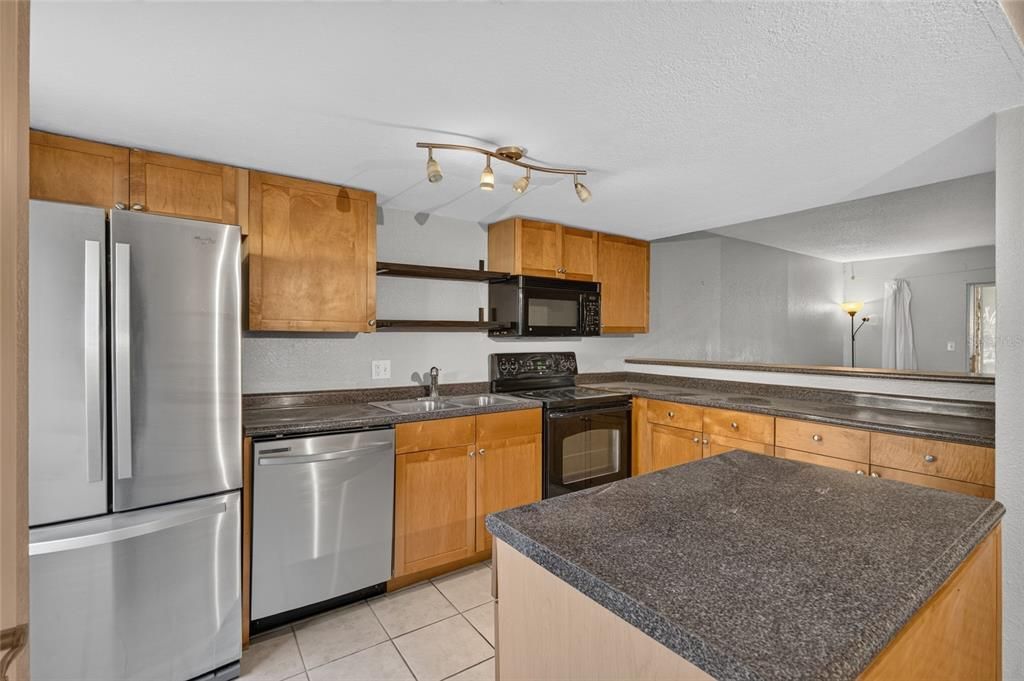 На продажу: $129,900 (2 спален, 2 ванн, 1070 Квадратных фут)