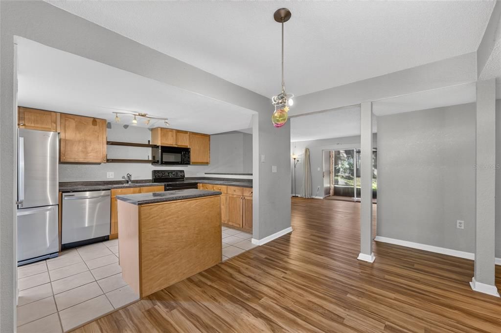 На продажу: $129,900 (2 спален, 2 ванн, 1070 Квадратных фут)