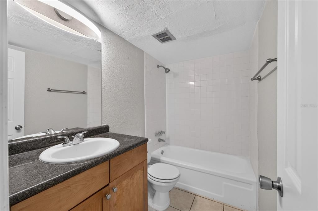 На продажу: $129,900 (2 спален, 2 ванн, 1070 Квадратных фут)