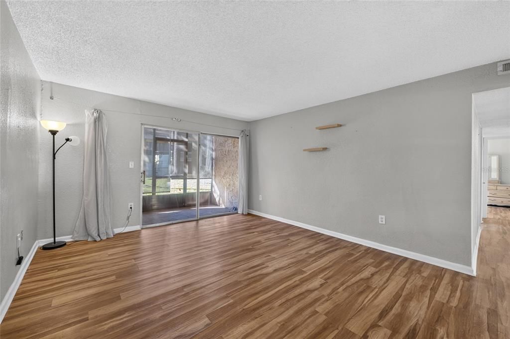 На продажу: $129,900 (2 спален, 2 ванн, 1070 Квадратных фут)