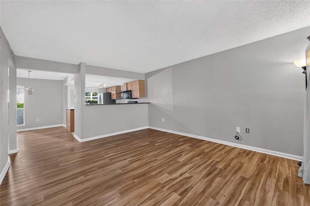 На продажу: $129,900 (2 спален, 2 ванн, 1070 Квадратных фут)