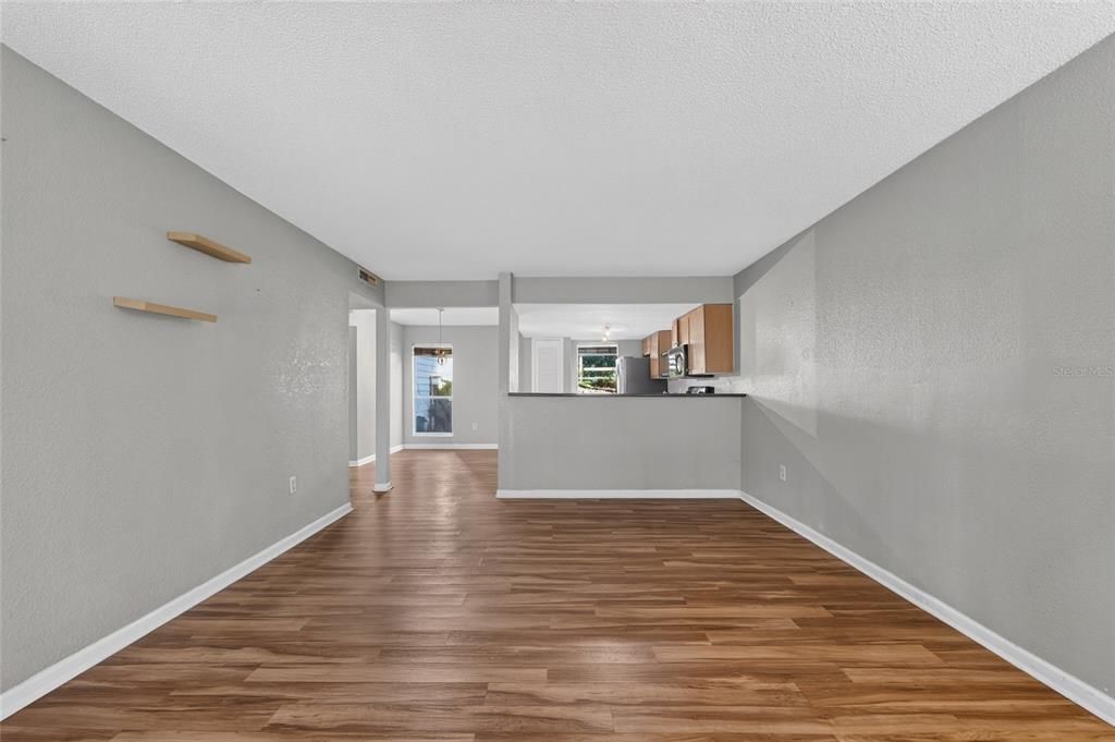 На продажу: $129,900 (2 спален, 2 ванн, 1070 Квадратных фут)