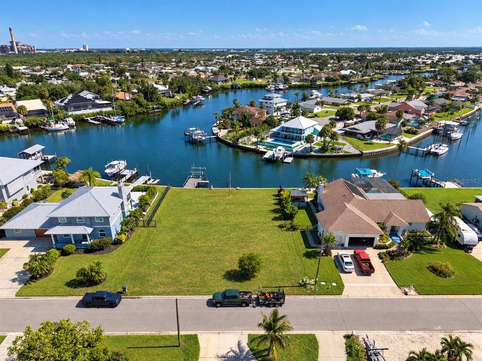 На продажу: $499,900 (0.29 acres)