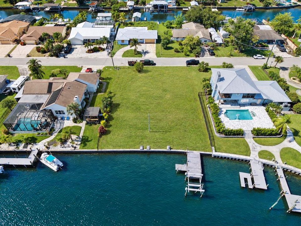 На продажу: $499,900 (0.29 acres)