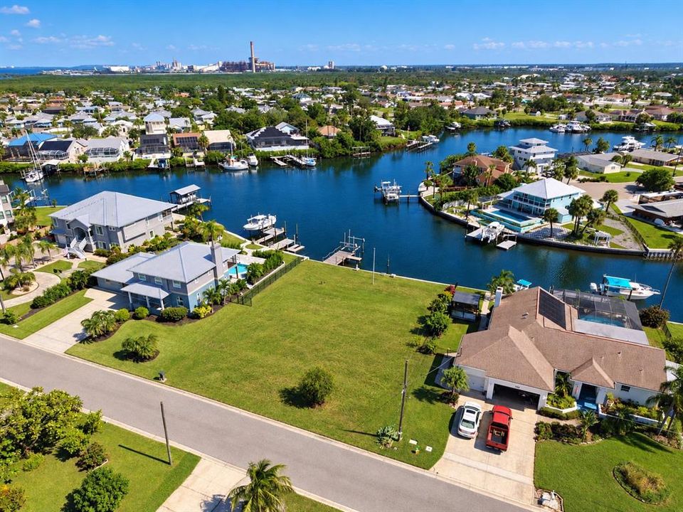 На продажу: $499,900 (0.29 acres)