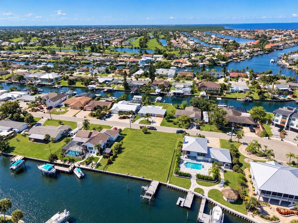 На продажу: $499,900 (0.29 acres)