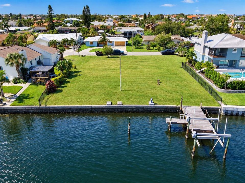 На продажу: $499,900 (0.29 acres)