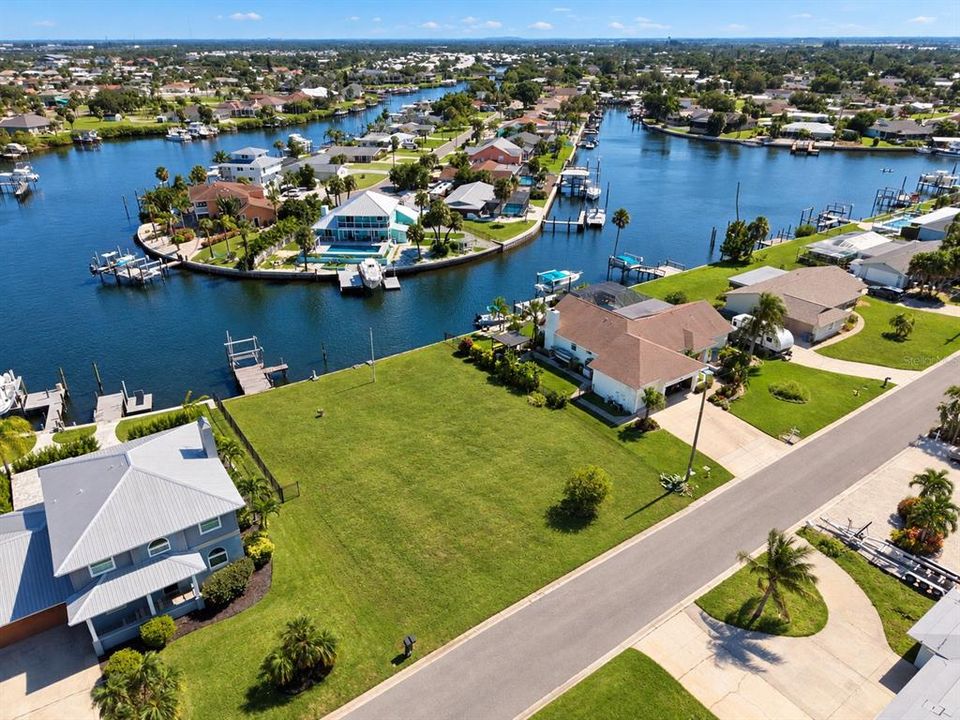 На продажу: $499,900 (0.29 acres)