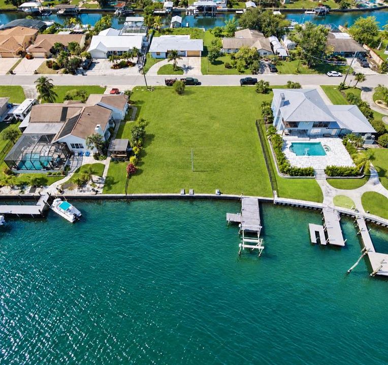 На продажу: $499,900 (0.29 acres)