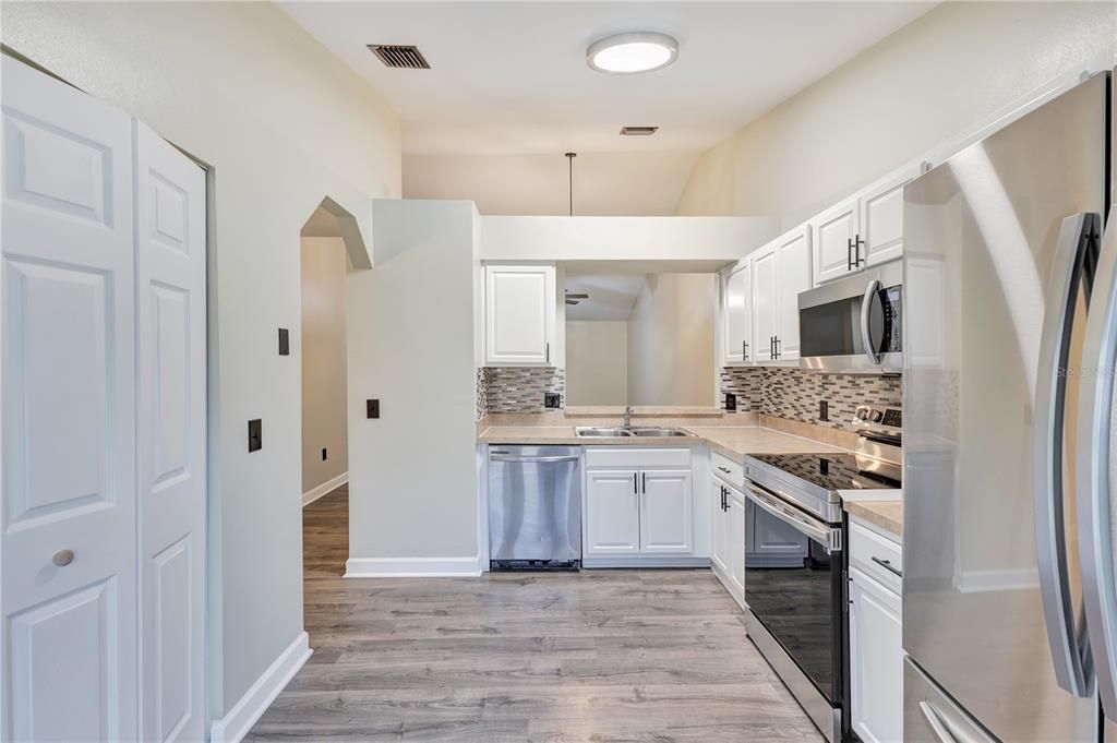 For Sale: $250,000 (3 beds, 2 baths, 1154 Square Feet)