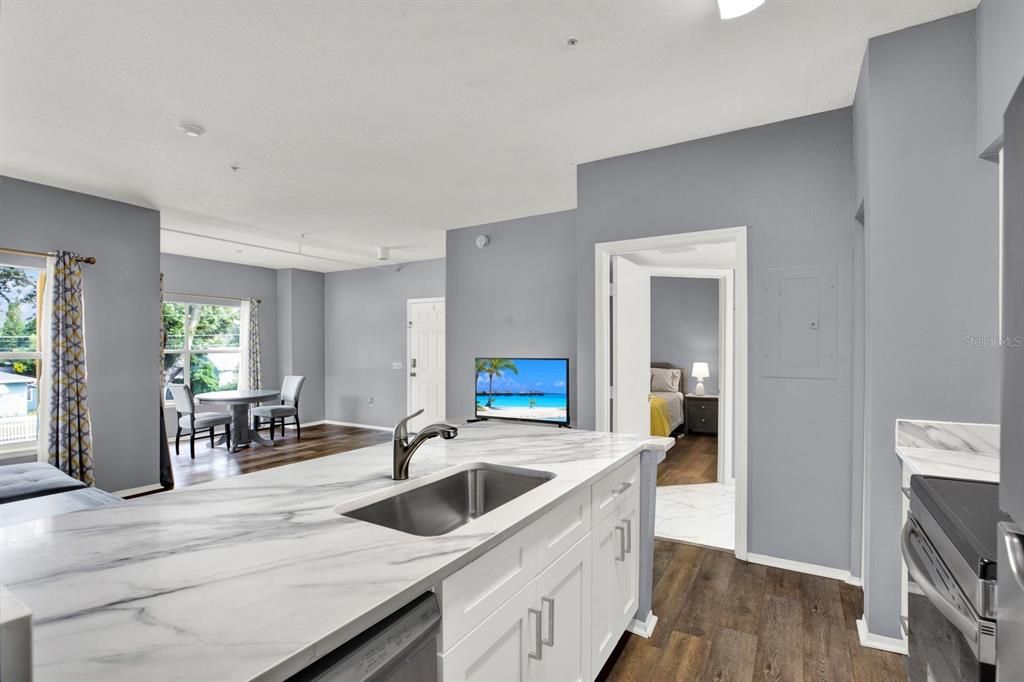 For Sale: $199,900 (1 beds, 1 baths, 725 Square Feet)