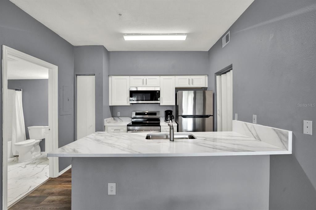 For Sale: $199,900 (1 beds, 1 baths, 725 Square Feet)