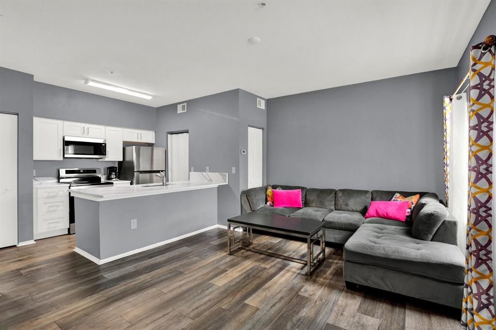 For Sale: $199,900 (1 beds, 1 baths, 725 Square Feet)