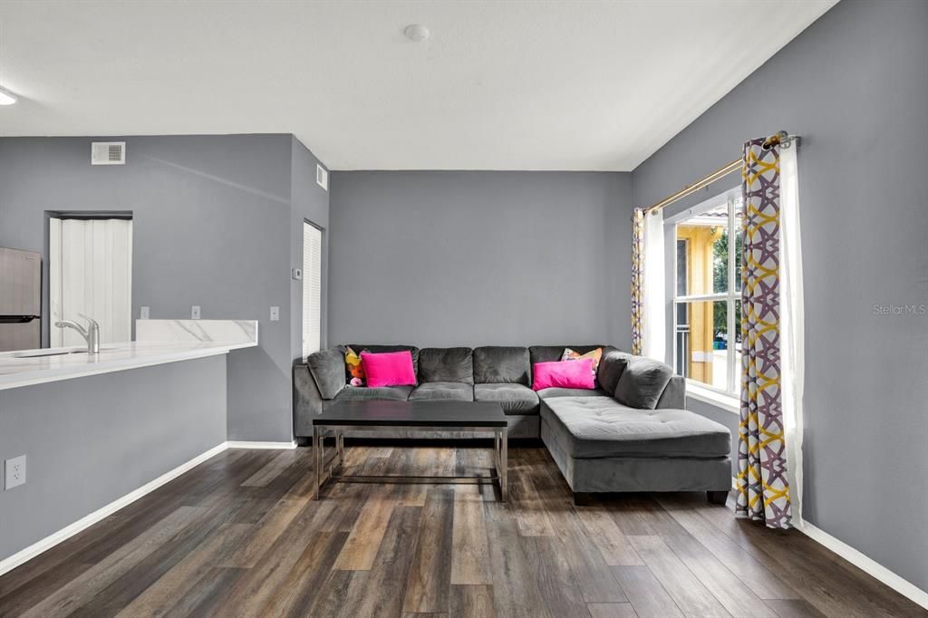 For Sale: $199,900 (1 beds, 1 baths, 725 Square Feet)
