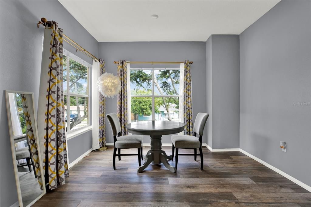 For Sale: $199,900 (1 beds, 1 baths, 725 Square Feet)