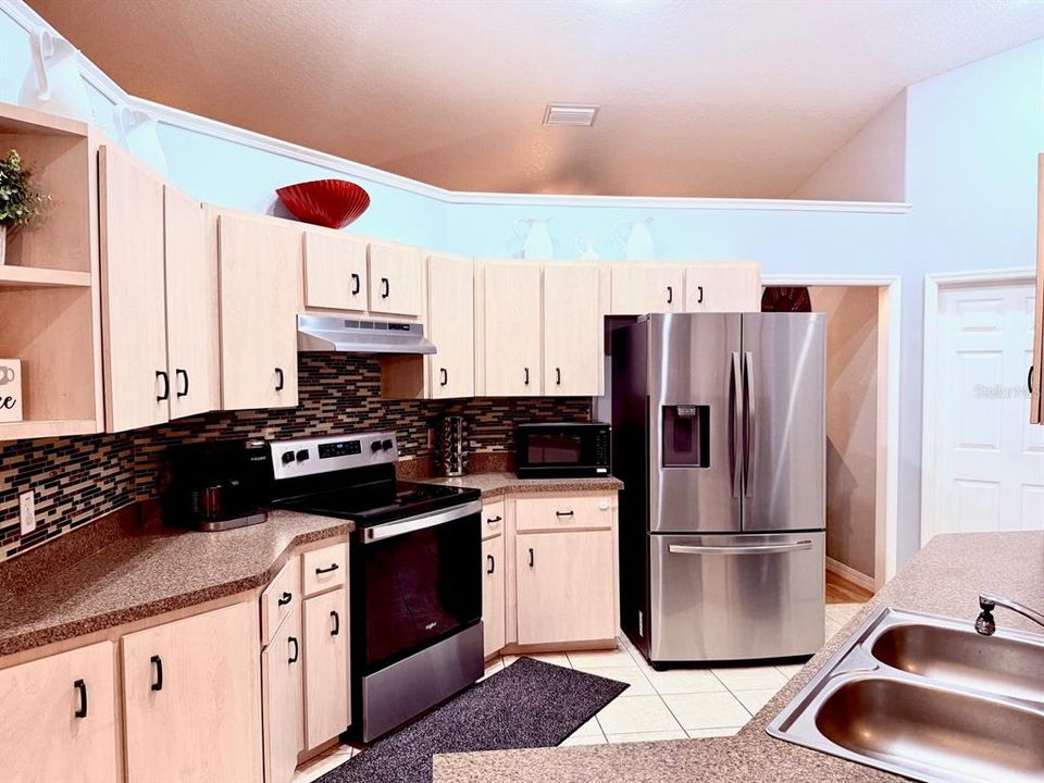 For Sale: $395,900 (3 beds, 3 baths, 2327 Square Feet)