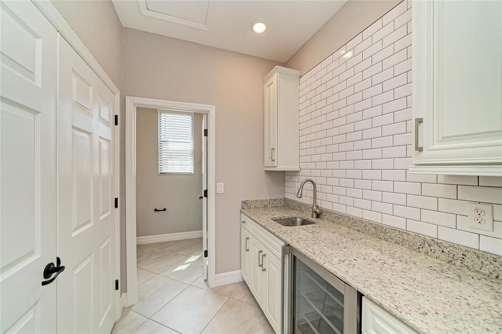 Activo con contrato: $985,000 (4 camas, 4 baños, 2868 Pies cuadrados)