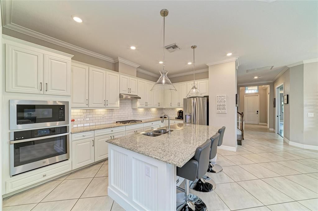 Activo con contrato: $985,000 (4 camas, 4 baños, 2868 Pies cuadrados)