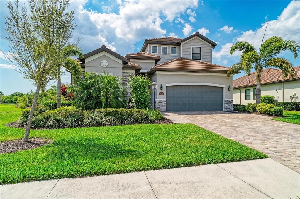 Activo con contrato: $985,000 (4 camas, 4 baños, 2868 Pies cuadrados)