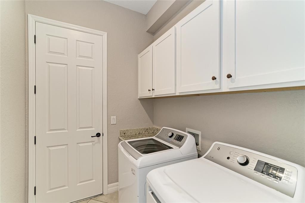 Activo con contrato: $985,000 (4 camas, 4 baños, 2868 Pies cuadrados)