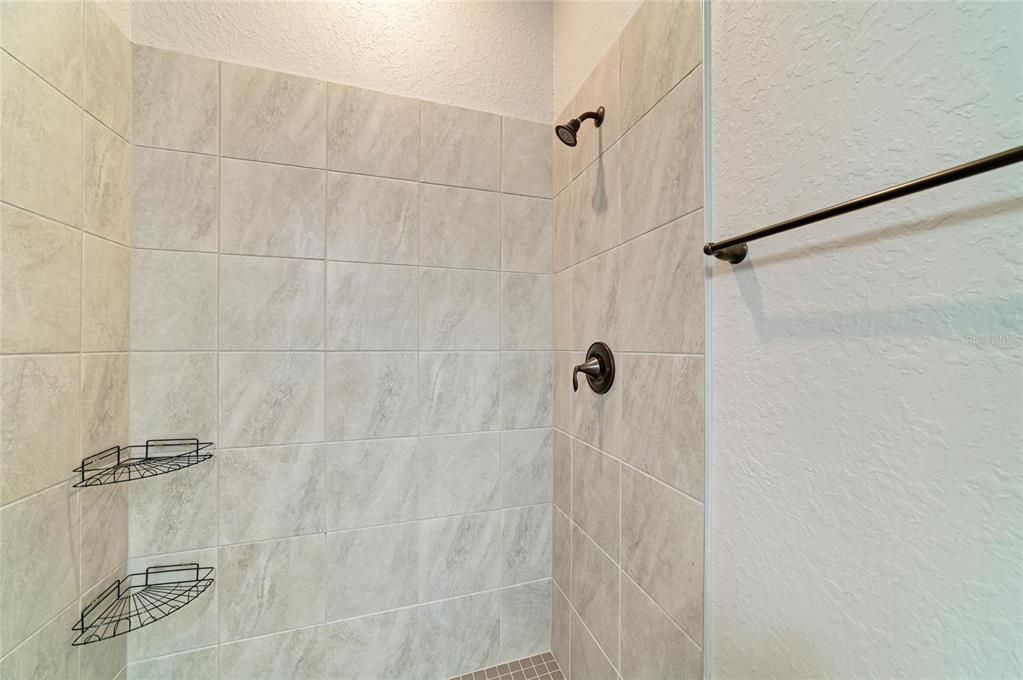 Activo con contrato: $985,000 (4 camas, 4 baños, 2868 Pies cuadrados)