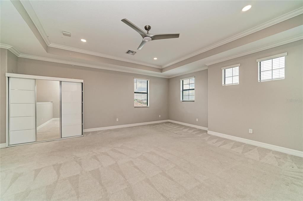 Activo con contrato: $985,000 (4 camas, 4 baños, 2868 Pies cuadrados)