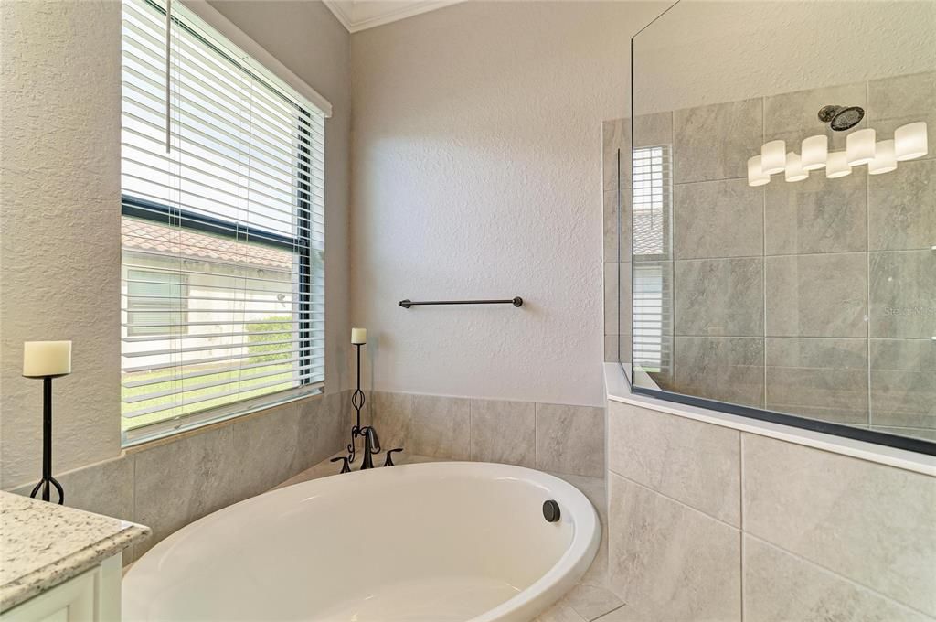 Activo con contrato: $985,000 (4 camas, 4 baños, 2868 Pies cuadrados)