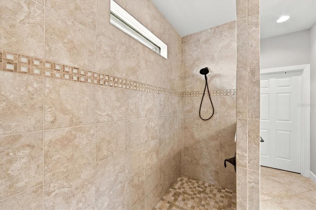 En Venta: $599,900 (2 camas, 2 baños, 1870 Pies cuadrados)