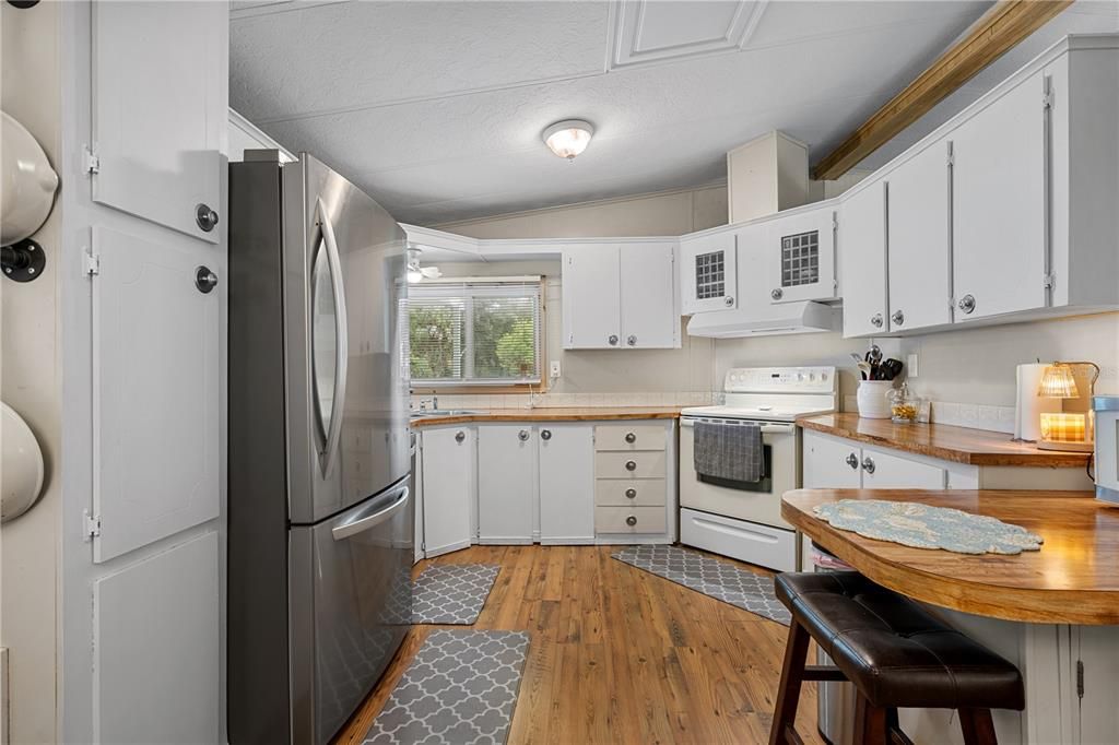 For Sale: $140,000 (2 beds, 2 baths, 1096 Square Feet)