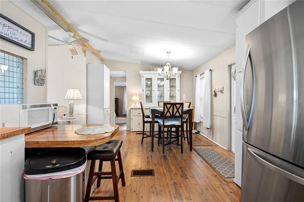 For Sale: $140,000 (2 beds, 2 baths, 1096 Square Feet)