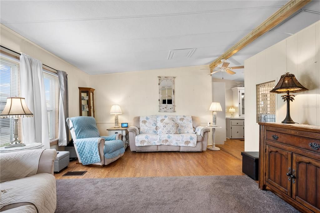 For Sale: $140,000 (2 beds, 2 baths, 1096 Square Feet)