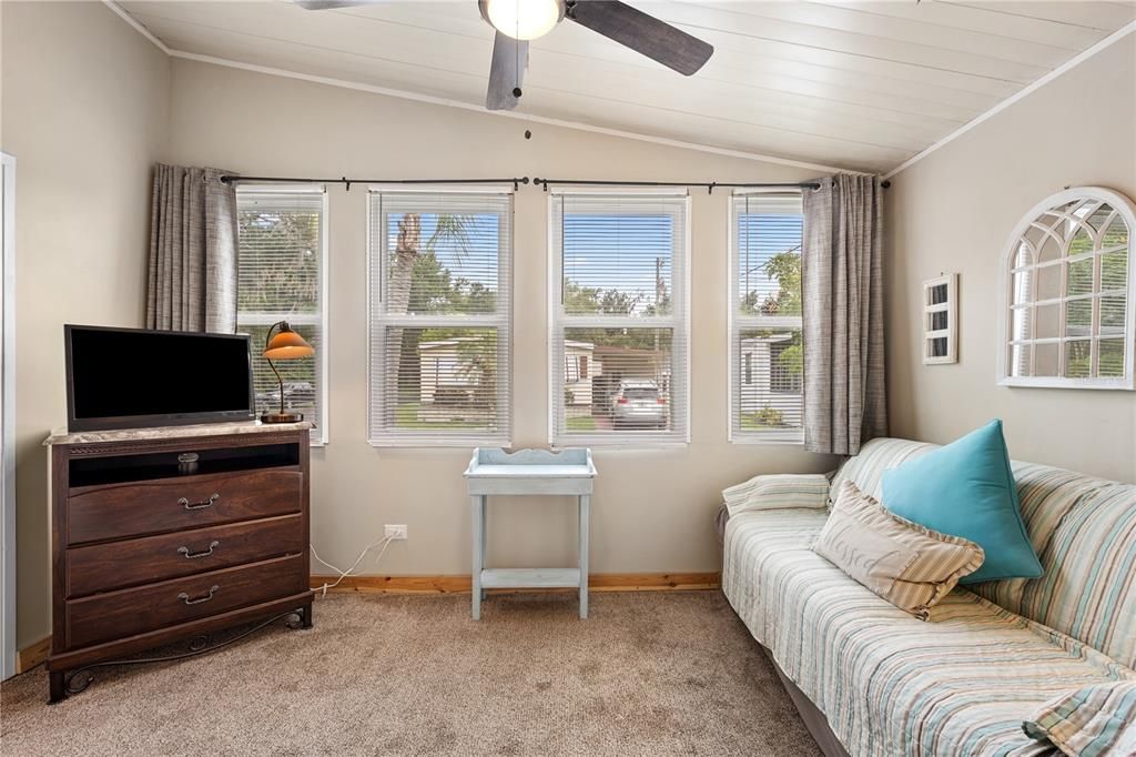 For Sale: $140,000 (2 beds, 2 baths, 1096 Square Feet)