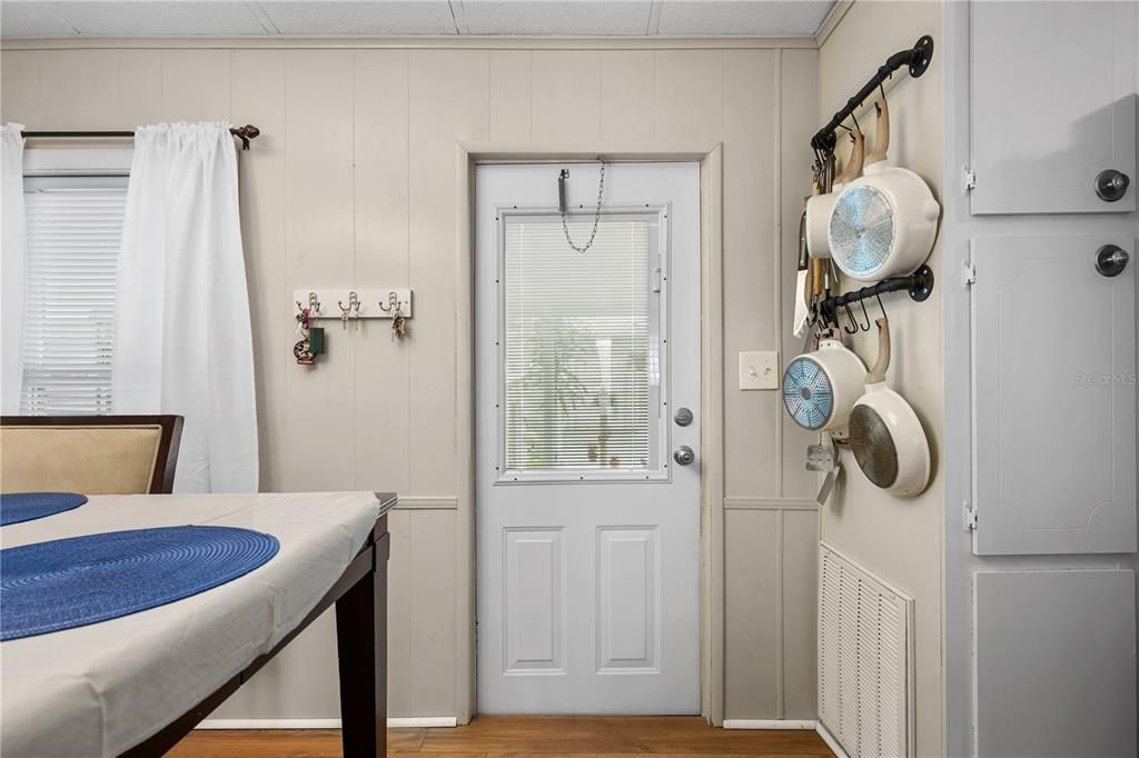For Sale: $140,000 (2 beds, 2 baths, 1096 Square Feet)